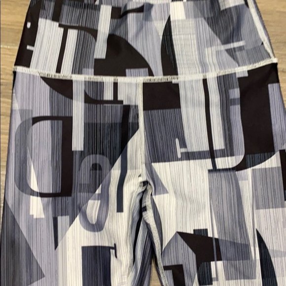Fabletics Women Grey Demi Lovato Abstract Print Leggings Pants Size XS - Picture 2 of 3